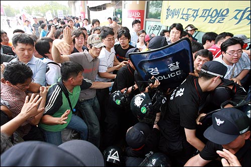 8일 오후 비정규직 노동자들이 점거농성을 벌이고 있는 이랜드 그룹 계열사인 서울 상암동 홈에버 월드컵몰앞에서 매장입구에 접근하는 경찰과 이를 저지하는 노동자들이 몸싸움을 벌이고 있다. 